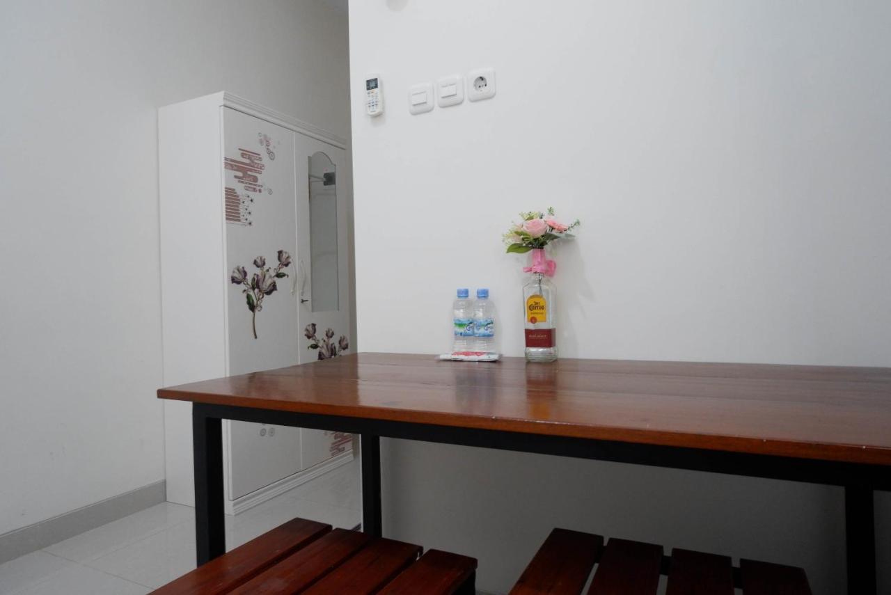 Hotel Reddoorz Syariah Near Rs Mitra Keluarga 2*