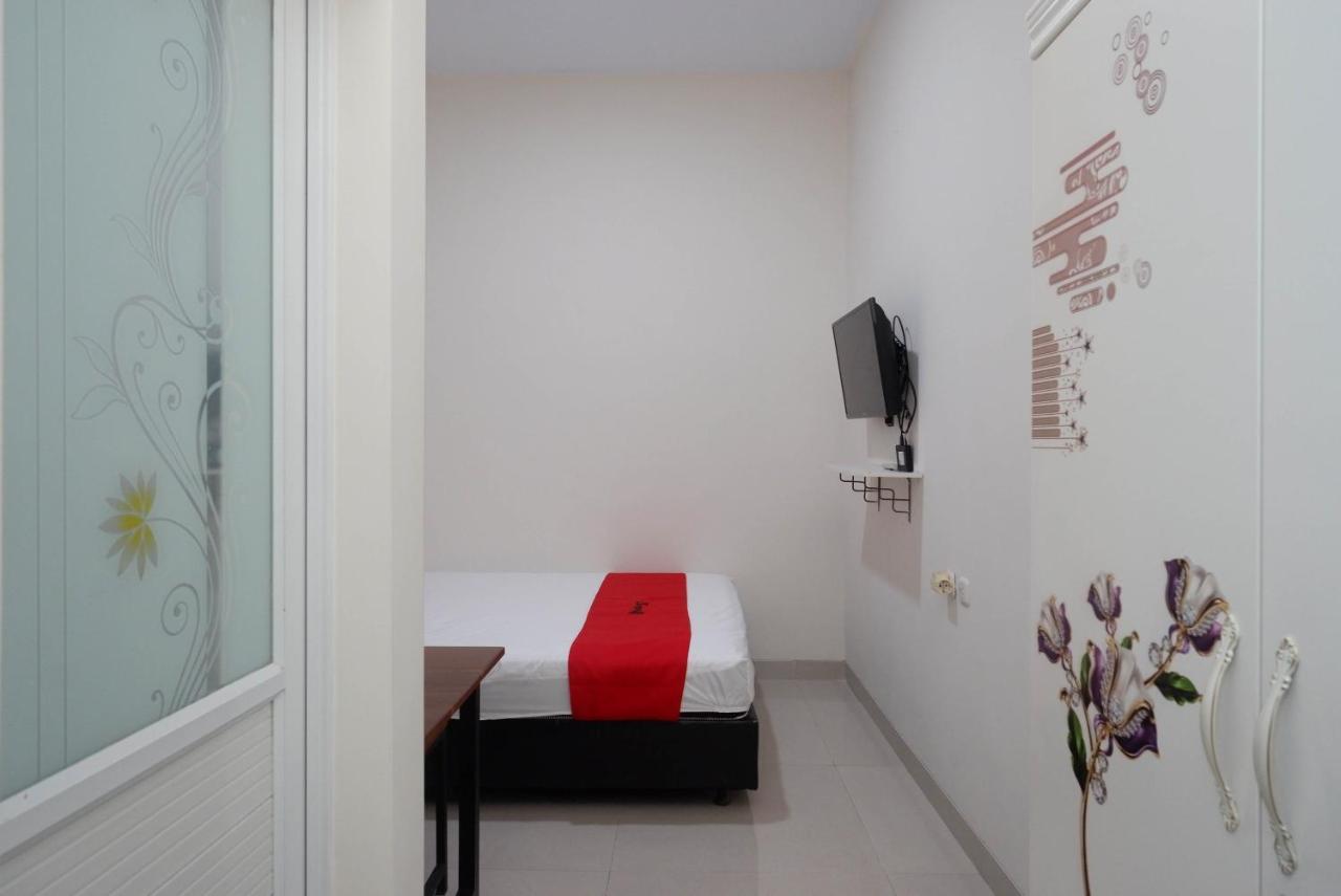 Hotel Reddoorz Syariah Near Rs Mitra Keluarga 2*