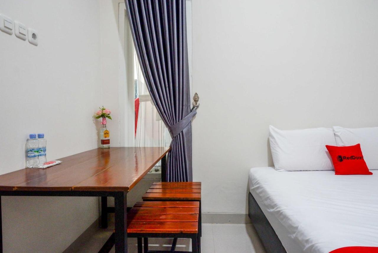Hotel Reddoorz Syariah Near Rs Mitra Keluarga 2*